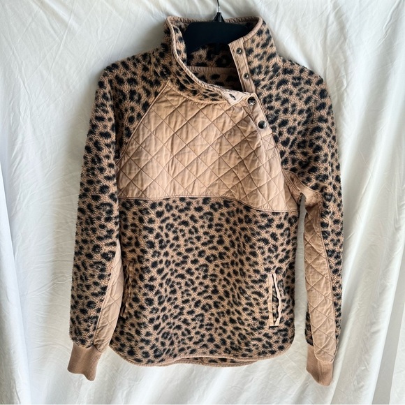 Abercrombie & Fitch Jackets & Blazers - Abercrombie & Fitch Asymmetrical Snap-Up Quilted Fleece Leopard Pullover Size S